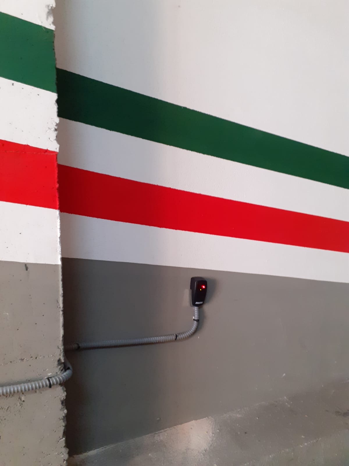 ¿Cómo cambiar un sensor de una puerta de cristal automática?