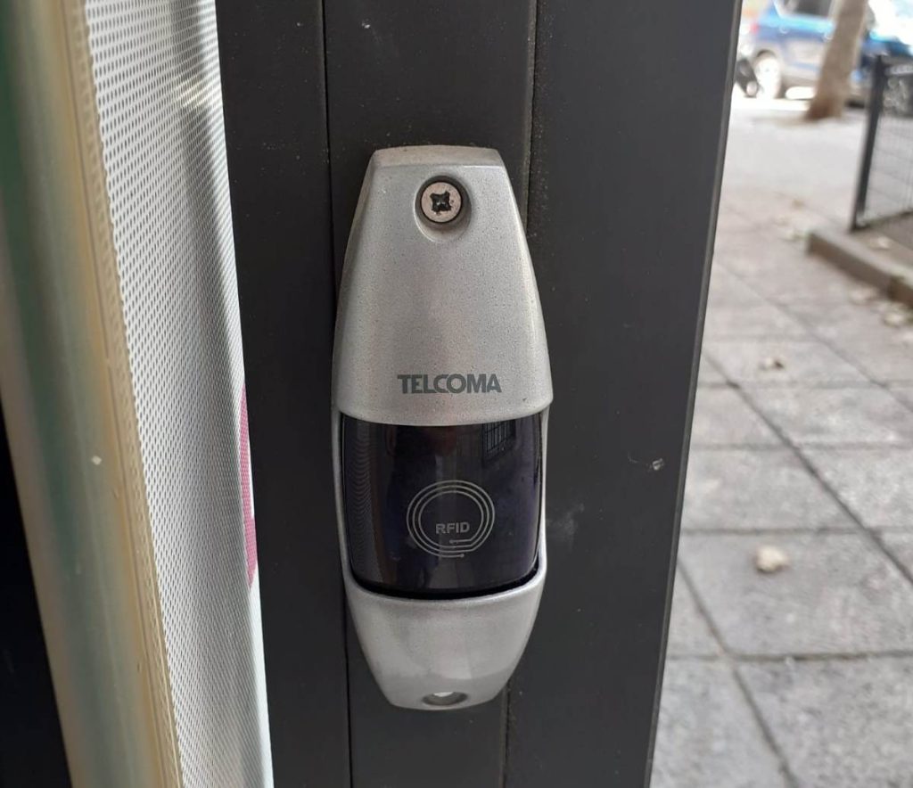 Sensor de movimiento en puerta de cristal